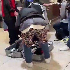 Se vistió con la ropa que llevaba en la valija