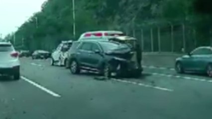 자유로에서 SUV 차량·트럭 추돌...운전자 병원 이송 / YTN