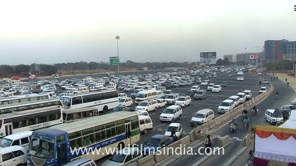 Vehicles line up at Delhi Gurgaon E-way toll plaza