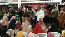 Jokowi Bagi Bansos Rp 1,2 Juta Buat Warga di Pasar Baros: Kurang Enggak?