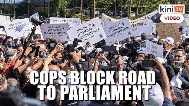 Police block road to Parliament, deputy minister accepts memorandum