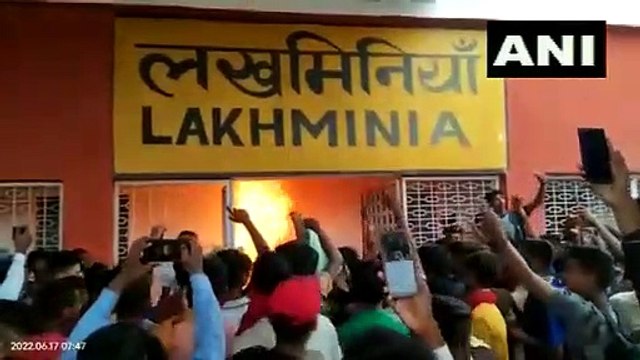 Bihar: Protesting against Agnipath agitators vandalise Lakhminia Railway Station