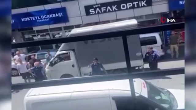 İstanbul’da hareketli anlar: Oğluyla tartışıp etrafa saldırdı, polis silah çekip biber gazı sıktı