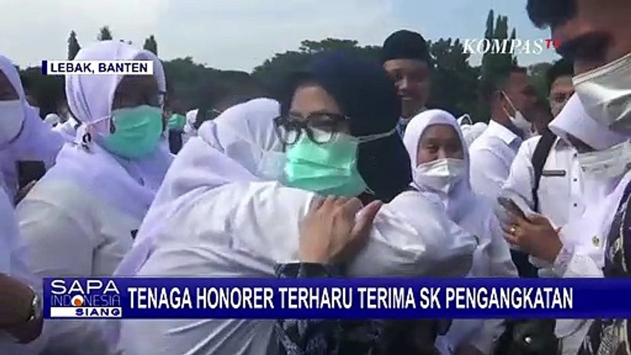 Terima SK Pengangkatan, Tangis Ribuan CPNS dan Tenaga Honorer Pecah!