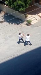 Tartıştığı şahsın saldırısına uğrayan hasta nakil ambulansı şoförü yumruklara böyle direndi- Kavga hemşire ve vatandaşın araya girmesi ile sonra erdi