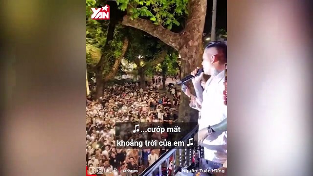 Tuấn Hưng mở liveshow tại ban công khán giả đông không tưởng: Tắc nghẽn cả phố Hàng Khay