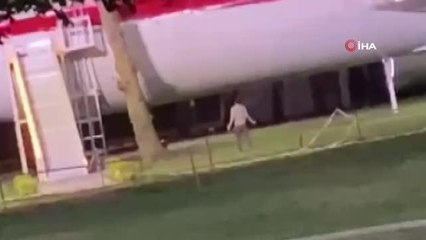 Sakarya'da ilginç olay...Alkollü şahıs uçak ile kavga etti, "Daha uçamıyorsun" diyerek böyle tepki gösterdi