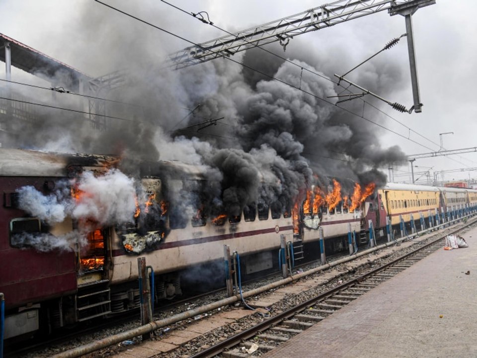 Agnipath Protest: Mathura में बेकाबू हुए हालात!,प्रदर्शनकारियों ने आम लोगों पर किया पथराव
