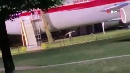 Alkolün etkisiyle bakın ne yaptı “Daha uçamıyorsun” diyerek uçakla kavga etti