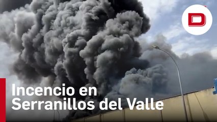 Los bomberos trabajan en un incendio de una nave de Serranillos del Valle