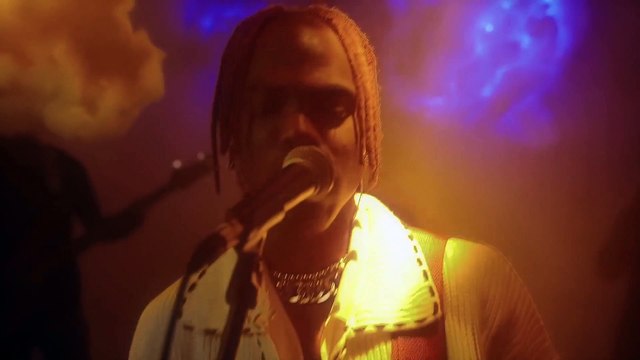 CKay chante ses tubes Love Nwantiti et Emiliana en live