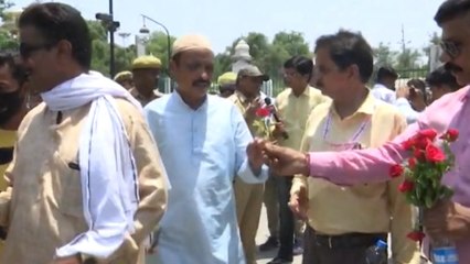 शांतिपूर्ण रूप से पूरी हुई जुम्मे की नमाज, Lucknow में ऐसे हुआ नमाजियों का स्वागत