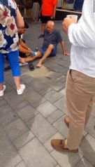 Kuşadası'nda yolda düşen turiste motorize ambulans müdahale etti