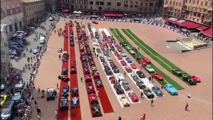 La Mille Miglia a Siena in piazza del Campo