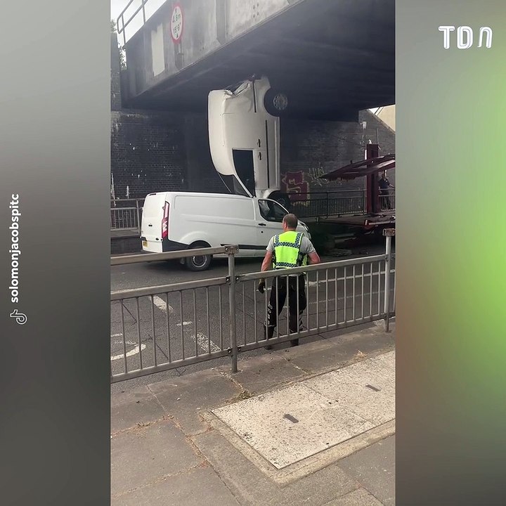 Tout le monde se demande, comment cette camionnette a-t-elle pu se retrouver en si mauvaise posture ?