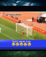 MOMEN LUCU SEPAK BOLA