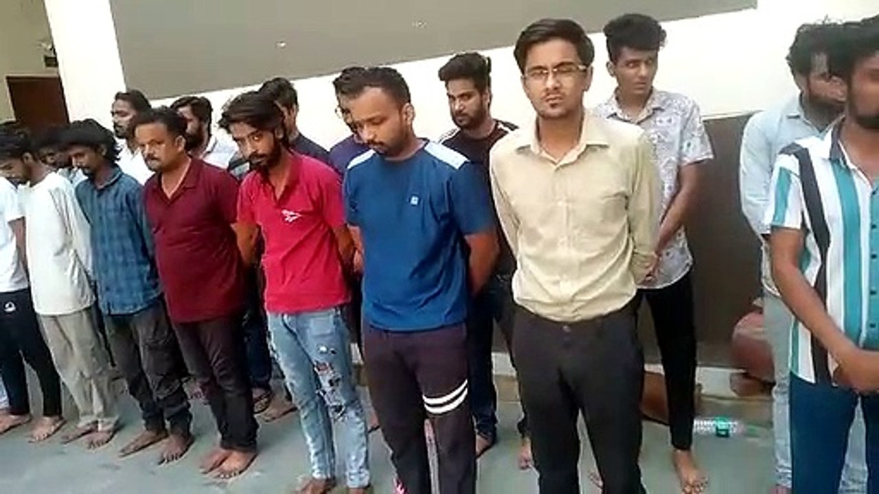 गांजा लेने के लिए कतार में खड़े थे डॉक्टर, इंजी...
