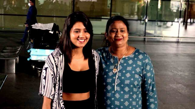 Anjali Arora को अपनी मां के साथ Mumbai airport पर किया गया spot, फैंस ने कहा ये! *EntertainmentNews