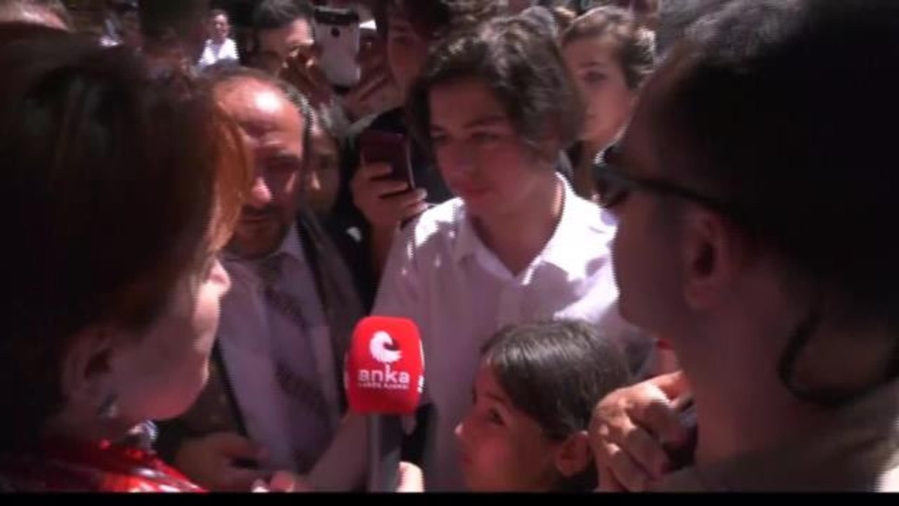 Akşener'in Manisa'da Dinlediği Çocuk: "Test Kitapları Alamıyoruz. Lgs'ye Girdim, Hiç Test Çözemeden Girdim. Okuyamamaktan Çok Korkuyorum"