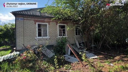 Cratères d'obus, roquettes non explosées et destruction après un bombardement russe