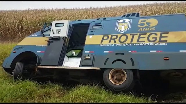 Carro-forte sai da pista e quase tomba às margens da BR-369