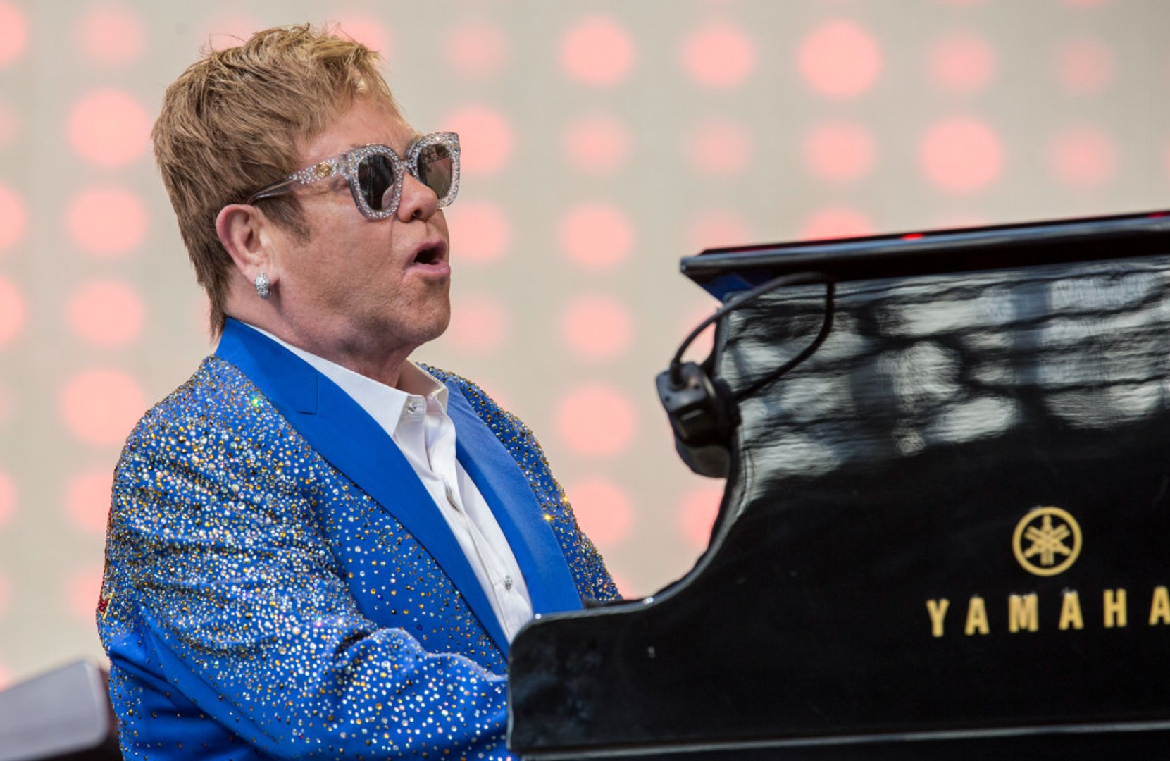 I'll never forget you': Sir Elton John thanks fans as he prepares to retire  from touring - video Dailymotion