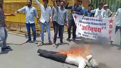 अग्निपथ योजना के विरोध में प्रदर्शन