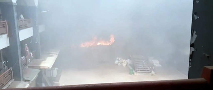 Ahmedabad : कालूपुर में बीबीसी मार्केट में कपड़े की दुकान में भीषण आग