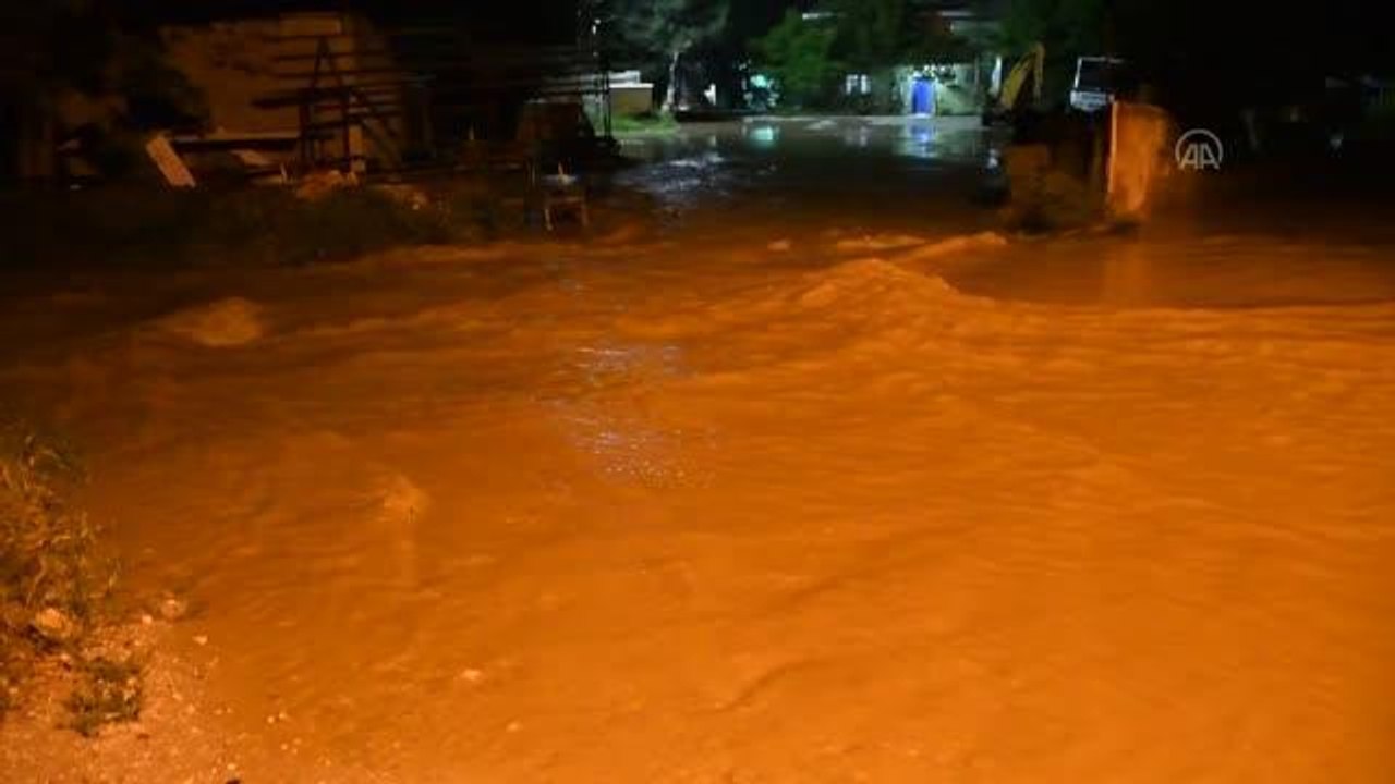 AFYONKARAHİSAR - Sağanak tarım arazilerine zarar verdi