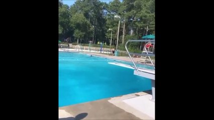 Elle a perdu quelque chose en sautant dans la piscine