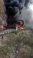 Chocan y se incendian dos tráileres