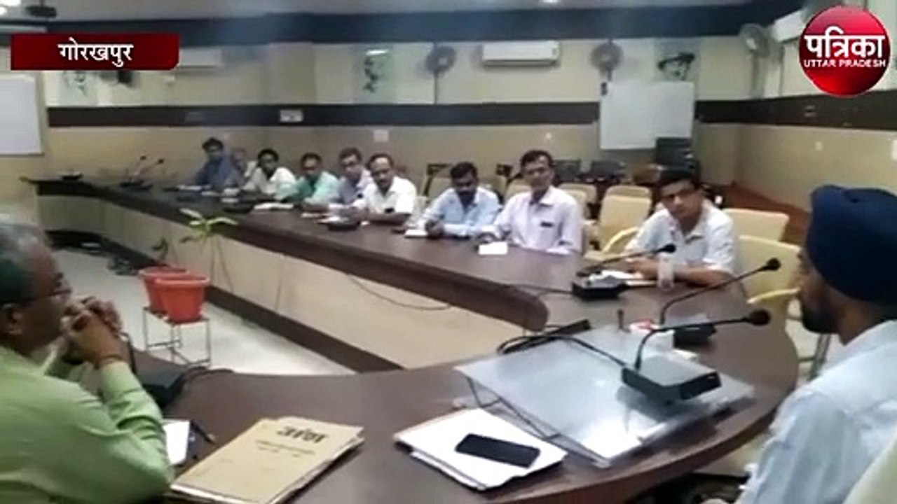 मनरेगा नगर पंचायत अमृत सरोवर ग्राम पंचायत जीर्णोद्धार की बैठक करते सीडीओ