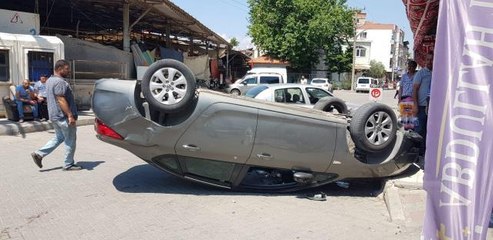 Otomobilin baba ile oğlunun bulunduğu motosikletle çarpışması kamerada