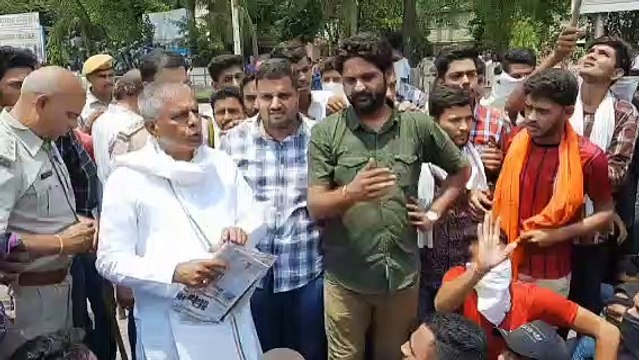 अग्निपथ योजना से युवाओं में उबाल, इंजन, पुलिस और वाहनों पर पथराव, 23 गिरफ्तार