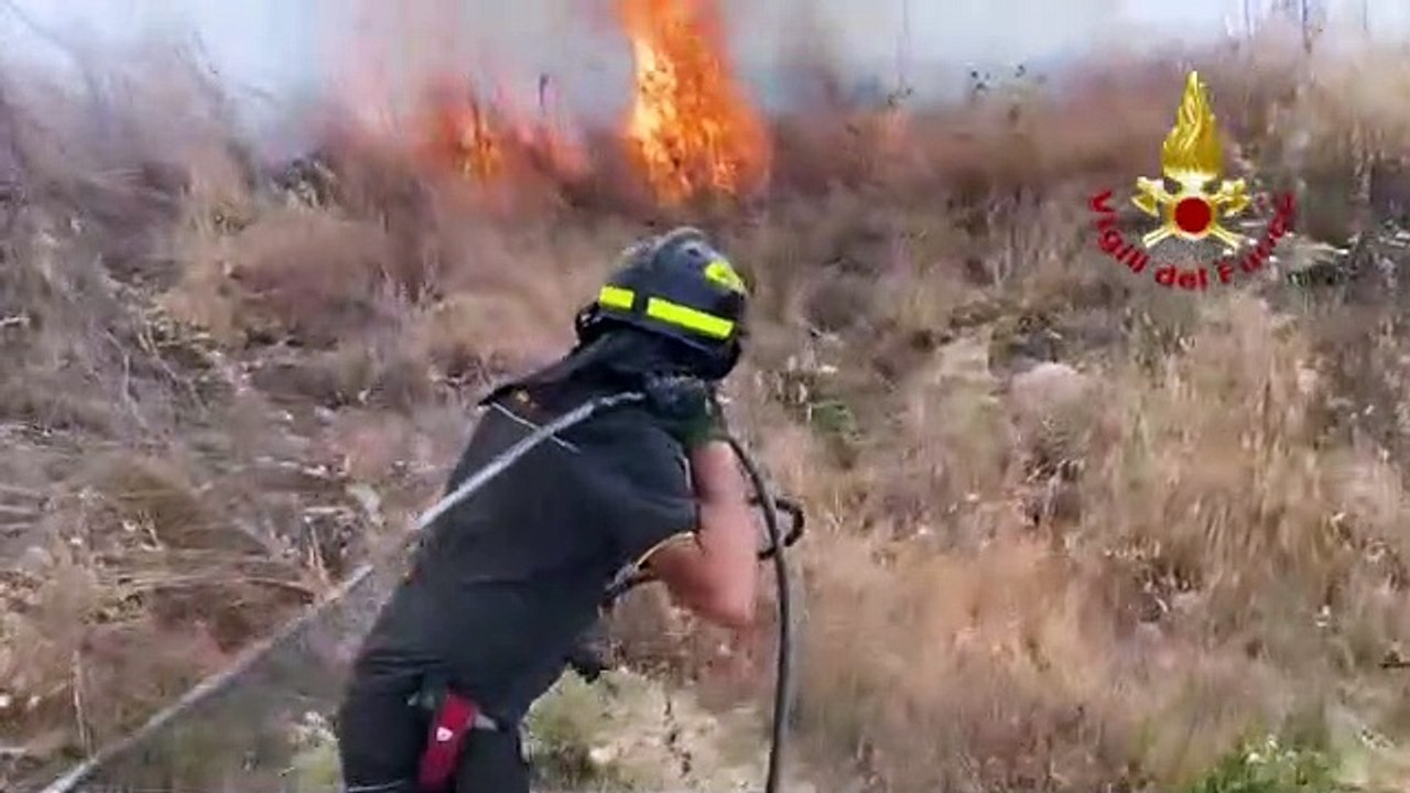 Giornata di fuoco nella provincia di Crotone: pompieri e canader contro gli incendi