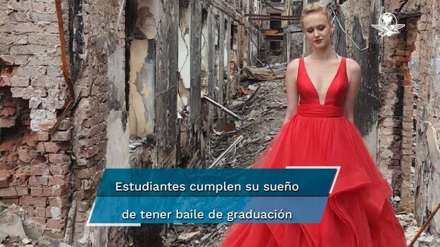 Entre los escombros de su escuela, alumnos bailan vals y se gradúan en Ucrania