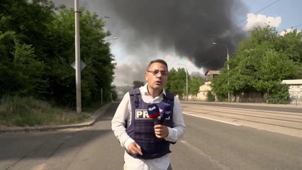 لحظة سقوط قذائف أثناء تغطية لمراسل العربية في دونيتسك