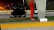 Jovem vestido de preso ignora segurança e urina em pilar a nova rodoviária de Umuarama