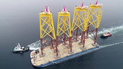 Iberdrola inicia el traslado a Francia de las plataformas eólicas marinas construidas por Navantia-Windar para el parque de Saint-Brieuc