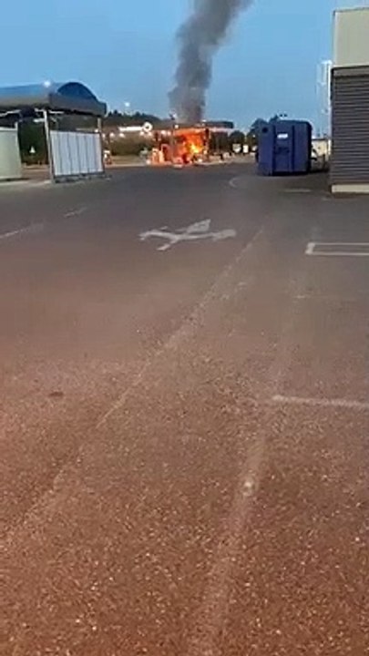 Podensac : Incendie en cours à la station essence, une voiture en feu