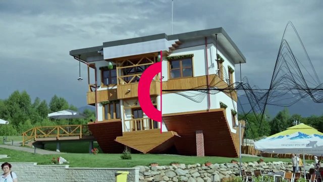 Головокружительный перевернутый дом привлекает туристов