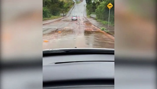 Chuva solta pedras e enche a Rua Universitária de lama