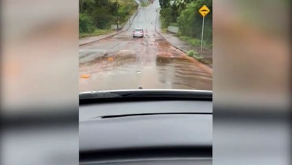 Chuva solta pedras e enche a Rua Universitária de lama