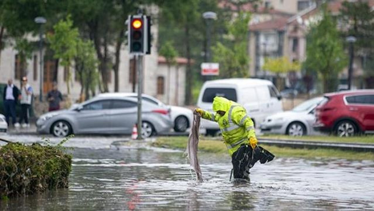 Cumartesi sağanak yağışlar geri dönüyor! Meteoroloji, Ankara dahil 5 ili sel ve su baskınlarına karşı uyardı