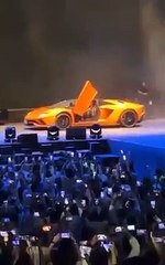 محمد رمضان يفاجئ جمهوره الأردني بسيارة مطلية بالذهب