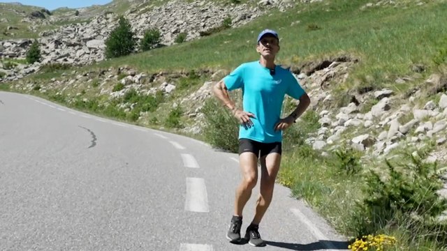 Lulu, l'homme qui gravit les cols mythiques en courant à reculons