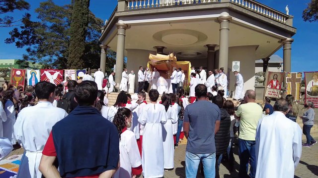 Procissão Corpus Christi reúne multidão de fiéis em Ivaiporã