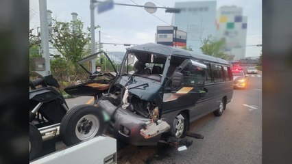 부산 감천동에서 트레일러·승합차 충돌...2명 사상 / YTN