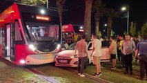 İzmir'de kontrolden çıkıp tramvaya çarparak duran otomobilin sürücüsü yaralandı