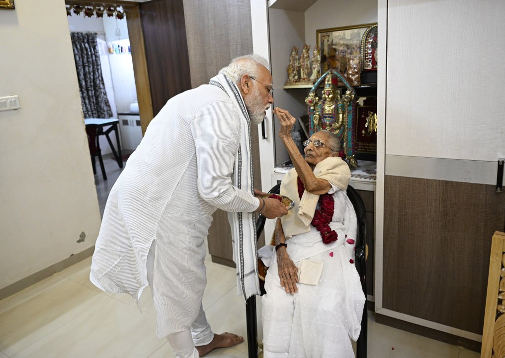 જુઓ કેવી રહી માતા હીરા બા સાથે PM મોદીએ અડધો કલ...
